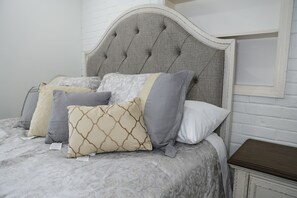 Room - Charming 3BR Retreat in Lebanon Patio, Parking & Comfort (Lebanon)