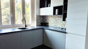 Een koelkast, een magnetron, een oven, een kookplaat
