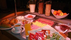 A buffet with various food items, including fruits, pastries, and beverages. - Nibelungenmotel (Poechlarn)