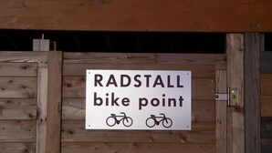 A wooden gate with a sign that reads 'RADSTALL bike point' and two bicycle symbols. - Nibelungenmotel (Poechlarn)