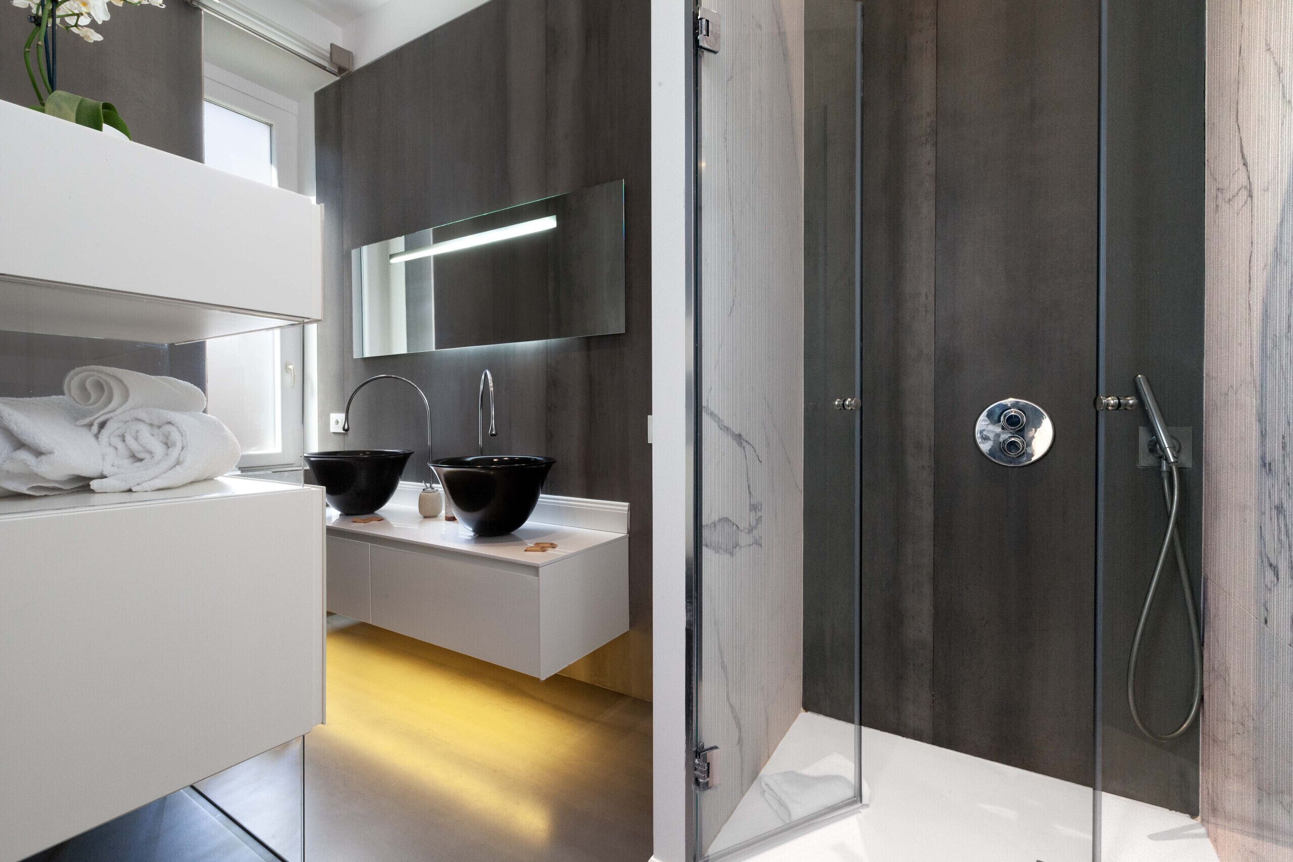 Een douche, een haardroger, een bidet, handdoeken