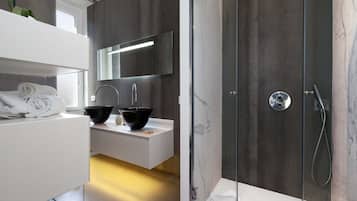 Een douche, een haardroger, een bidet, handdoeken