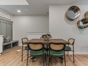 Dining - Benton LOFT Apartment. Sleeps 4. W-FI. Pets OK! (Edmond)