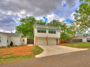 Exterior - Benton LOFT Apartment. Sleeps 4. W-FI. Pets OK! (Edmond)