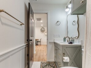 Bathroom - Benton LOFT Apartment. Sleeps 4. W-FI. Pets OK! (Edmond)