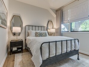 Room - Benton LOFT Apartment. Sleeps 4. W-FI. Pets OK! (Edmond)