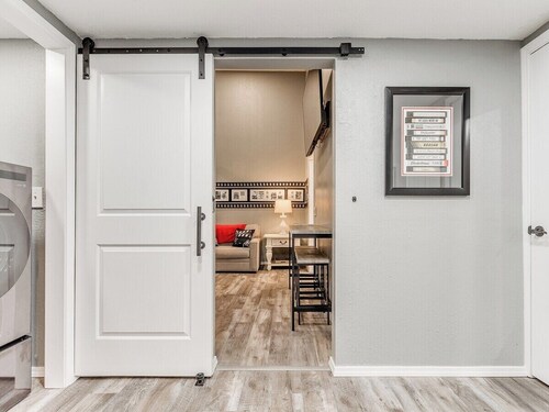 Downtown Historic Apt. Sleeps 4. Wi-fi. Pets OK!