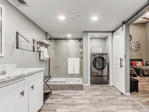 Une salle de bain moderne équipée d’une douche, de toilettes et d’un lavabo.