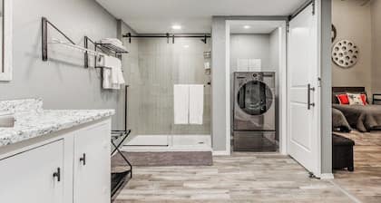 Downtown Historic Apt. Sleeps 4. Wi-fi. Pets OK!