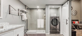 Downtown Historic Apt. Sleeps 4. Wi-fi. Pets OK!