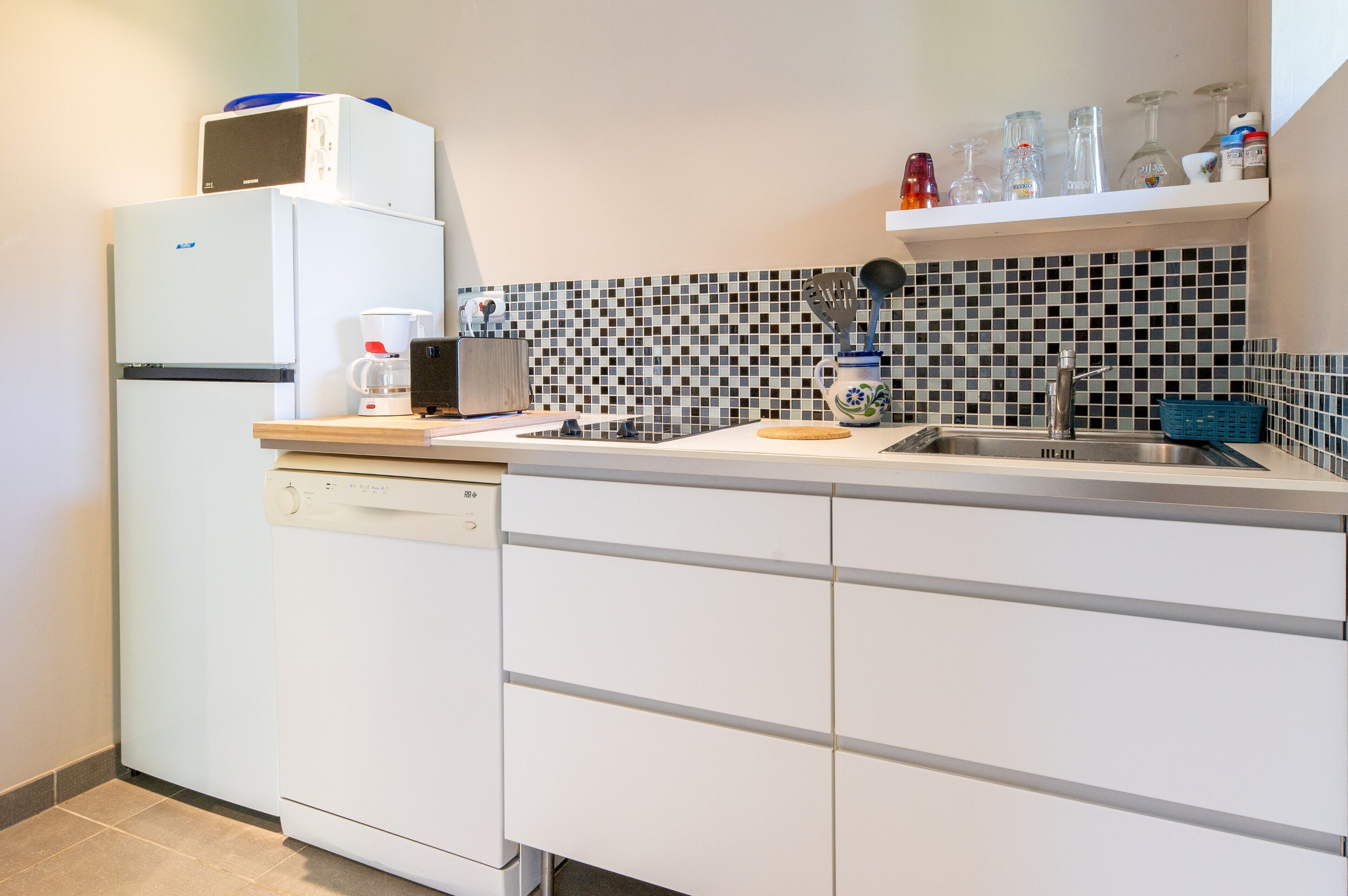 Réfrigérateur, micro-ondes, plaque de cuisson, lave-vaisselle