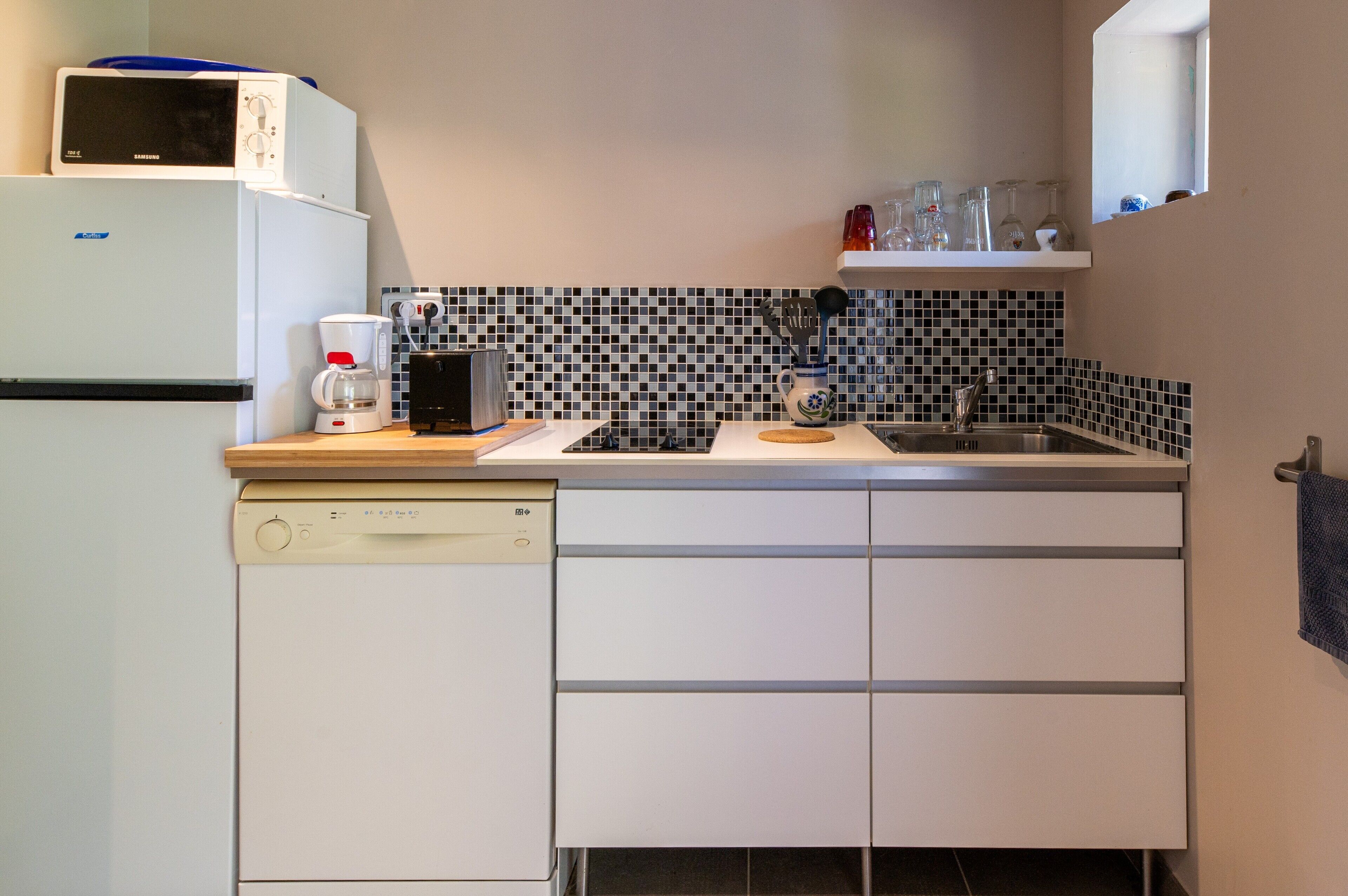 Fridge, microwave, stovetop, dishwasher