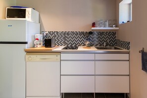 Kühlschrank, Mikrowelle, Herdplatte, Geschirrspüler