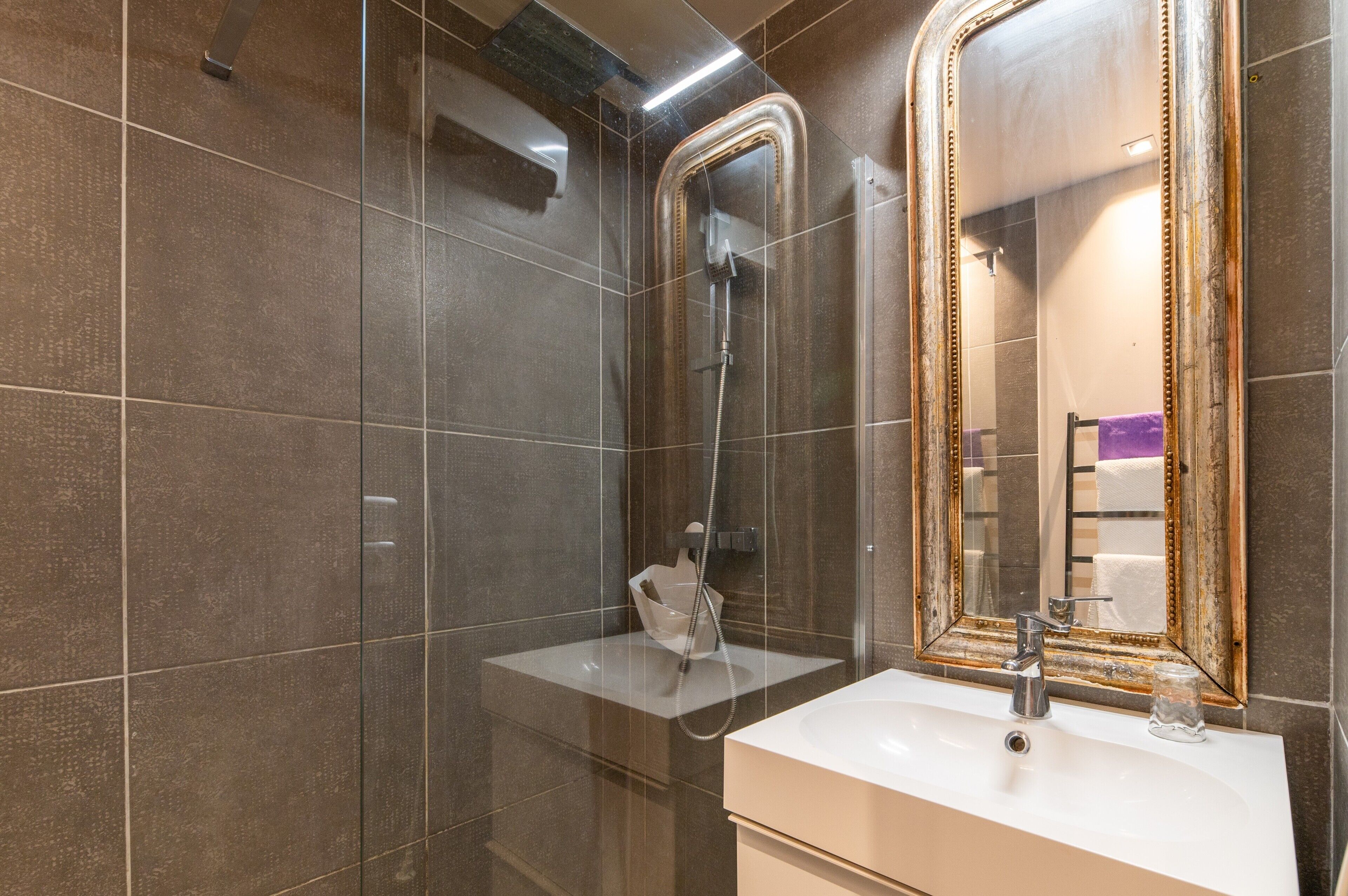 Douche, serviettes fournies