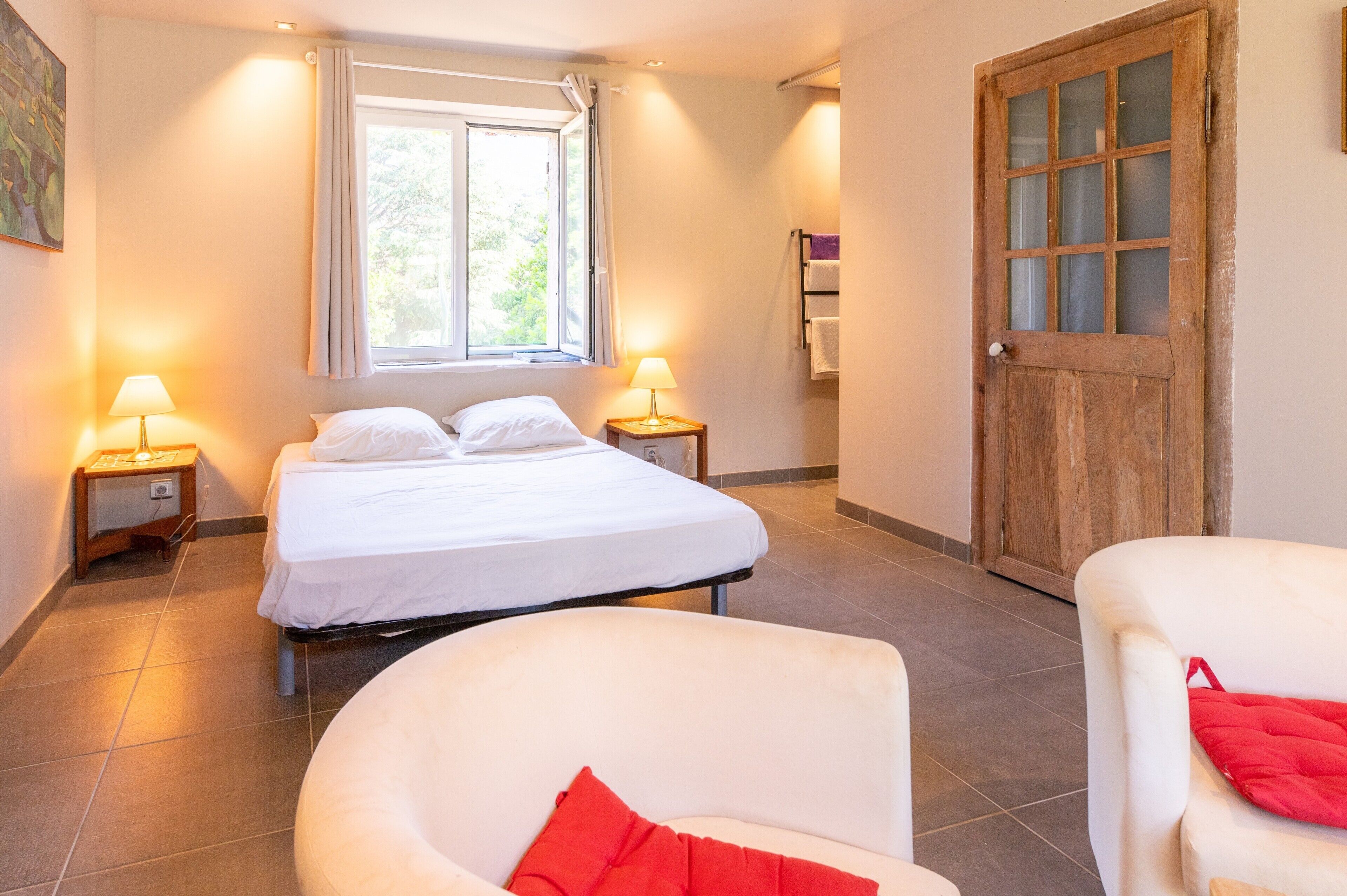 Tabla de planchar con plancha, wifi y ropa de cama 