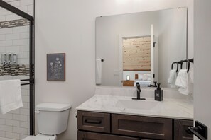 Een douche, een haardroger, handdoeken, zeep