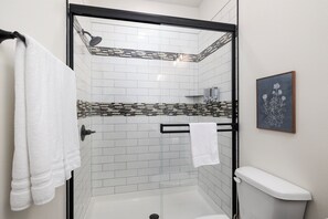 Een douche, een haardroger, handdoeken, zeep