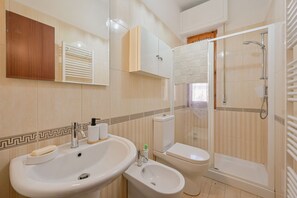 Shower, bidet, towels - Cozy 45 sqm apartment, perfect for three people, located on the first floor of a building without an elevator.The property is located in Luni Mare, a small town nestled between Liguria and Tuscany, nestled in a well-served area. The Sarzana train station (Luni)