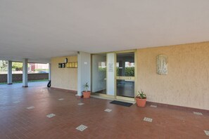 Property grounds - Cozy 45 sqm apartment, perfect for three people, located on the first floor of a building without an elevator.The property is located in Luni Mare, a small town nestled between Liguria and Tuscany, nestled in a well-served area. The Sarzana train station (Luni)