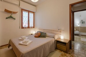 2 bedrooms, iron/ironing board - Cozy 45 sqm apartment, perfect for three people, located on the first floor of a building without an elevator.The property is located in Luni Mare, a small town nestled between Liguria and Tuscany, nestled in a well-served area. The Sarzana train station (Luni)