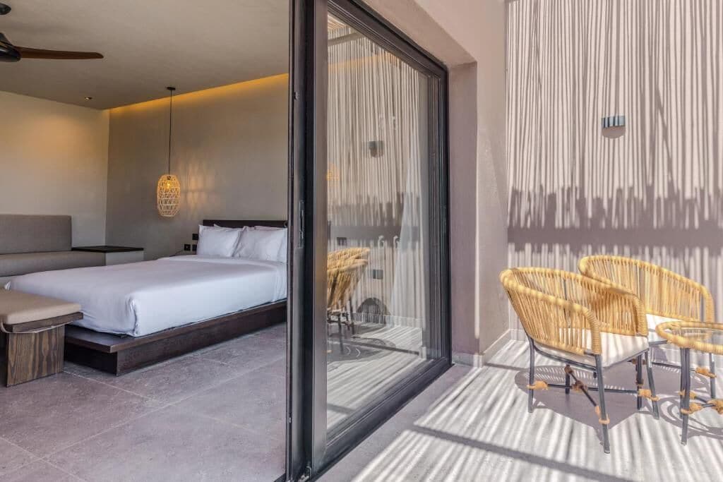 Junior suite, balkon | Een kluis op de kamer, verduisterende gordijnen, gratis wifi