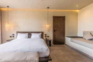 Tweepersoonskamer, balkon, uitzicht op zee | Een kluis op de kamer, verduisterende gordijnen, gratis wifi