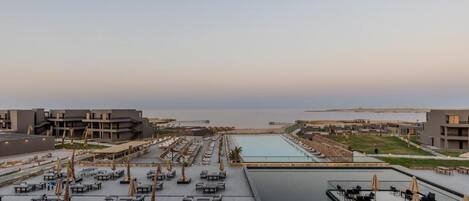2 室外游泳池,池畔遮阳伞,日光浴躺椅