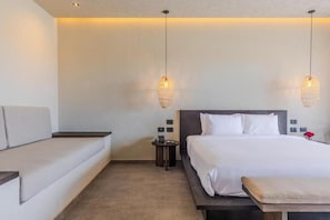 Suite junior, balcón | Caja de seguridad en la habitación, cortinas blackout y wifi gratis