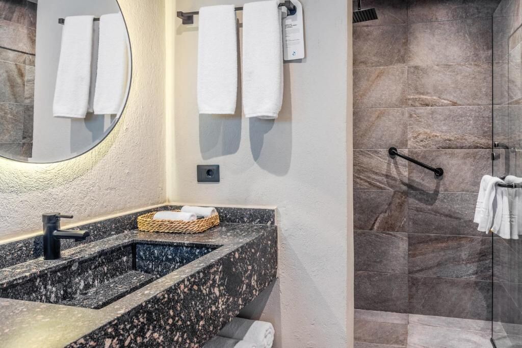 Gratis toiletartikelen, een haardroger, handdoeken, zeep