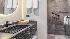 Articles de toilette (gratuits), séchoir à cheveux, serviettes fournies