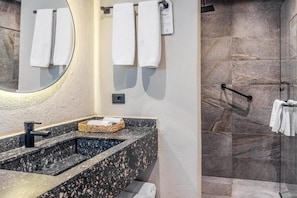 Gratis toiletartikelen, een haardroger, handdoeken, zeep