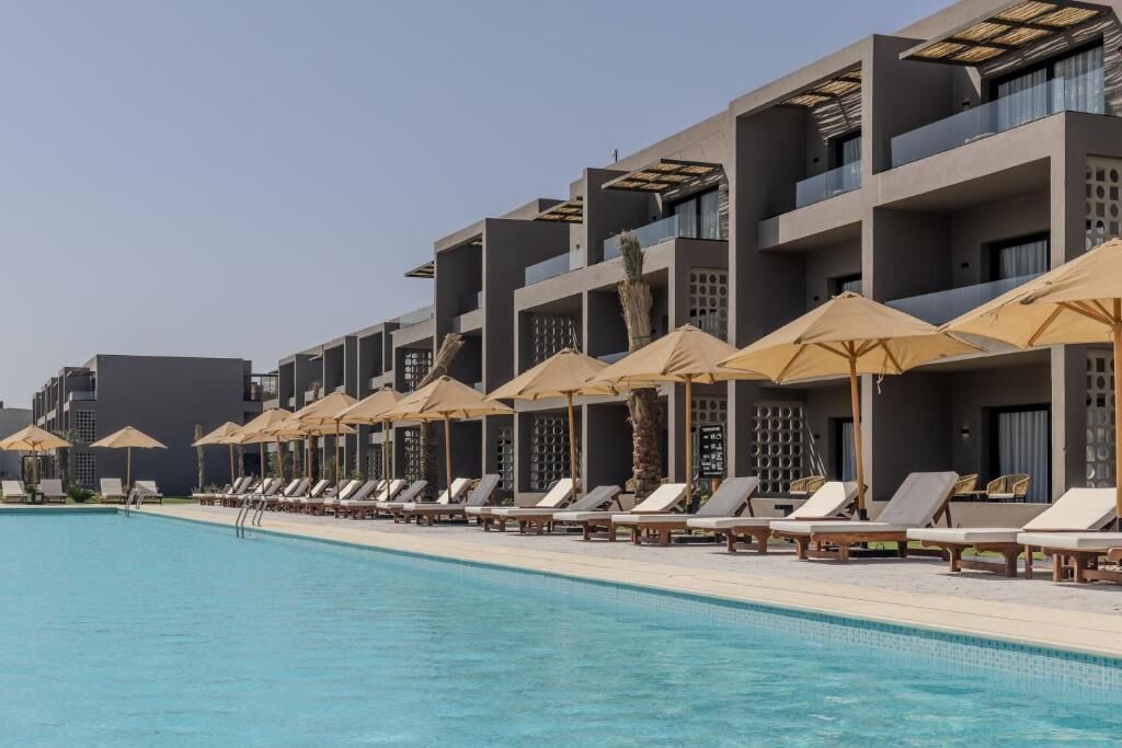 2 piscines extérieures, parasols de plage, chaises longues