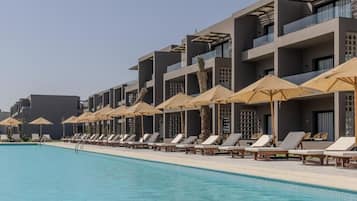 2 piscines extérieures, parasols de plage, chaises longues