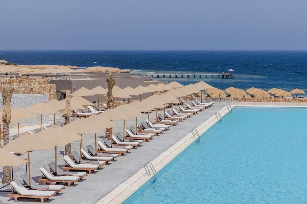 2 piscines extérieures, parasols de plage, chaises longues