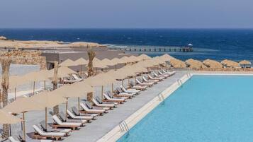 2 piscines extérieures, parasols de plage, chaises longues