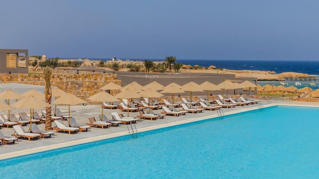 2 buitenzwembaden, parasols voor strand/zwembad