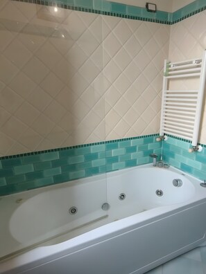 Douche, sèche-cheveux, serviettes fournies