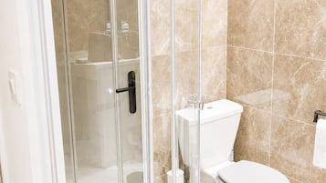 Een douche, een haardroger, handdoeken