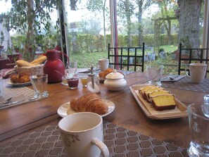 Dining - Guest Room “Les Charmilles - Blue Room” (Charny-sur-Meuse)