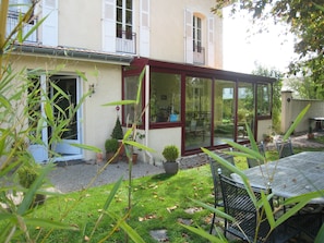 Outdoor dining - Guest Room “Les Charmilles - Blue Room” (Charny-sur-Meuse)