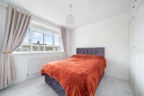 3 bedrooms, Internet, bed sheets - Stylish 3 Bed Flat w Balcony in Tottenham (Greater London)