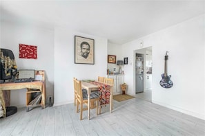 Interior - Stylish 3 Bed Flat w Balcony in Tottenham (Greater London)