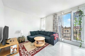 TV, offices - Stylish 3 Bed Flat w Balcony in Tottenham (Greater London)