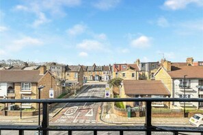 Property grounds - Stylish 3 Bed Flat w Balcony in Tottenham (Greater London)