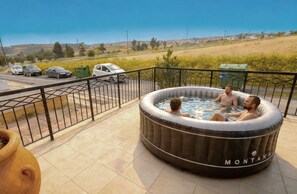 Outdoor spa tub - Discover Pyla: A Unique Mediterranean Escape (Pyla)