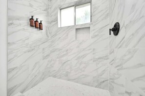 Dusche, Haartrockner, Shampoo