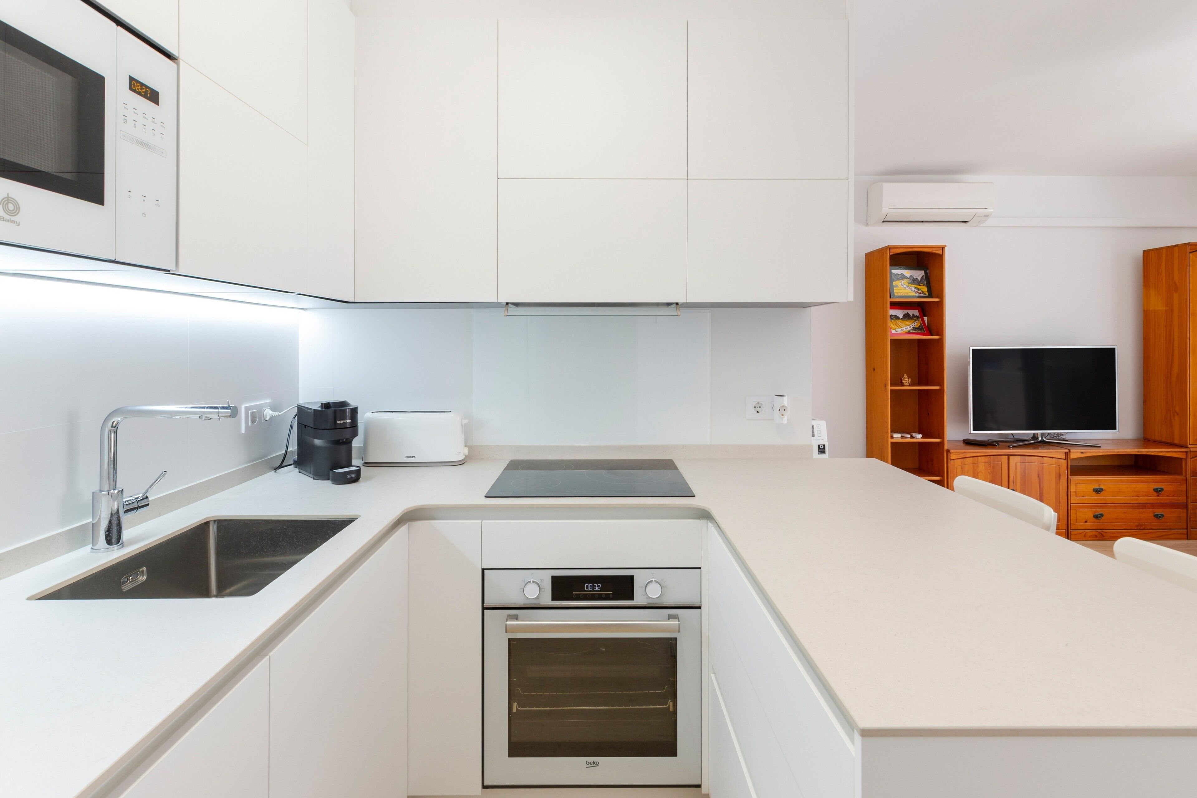 Kühlschrank, Mikrowelle, Ofen, Herdplatte
