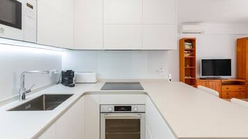 Kühlschrank, Mikrowelle, Ofen, Herdplatte