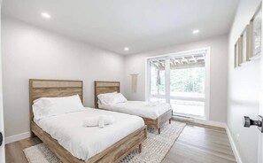 3 bedrooms, iron/ironing board, travel cot, WiFi - Spa, Pool & Sauna - Le Montagnard (Brownsburg-Chatham)