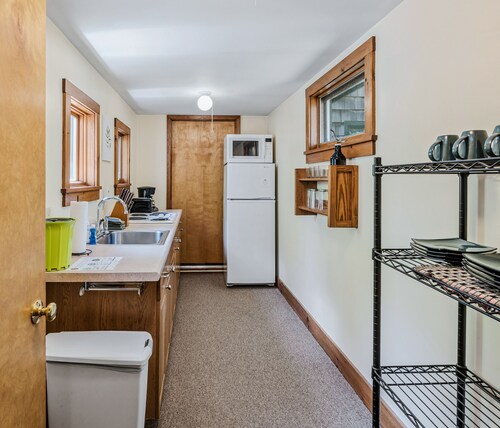 Cozy Above Garage Apartment Near Stowe Mountain
